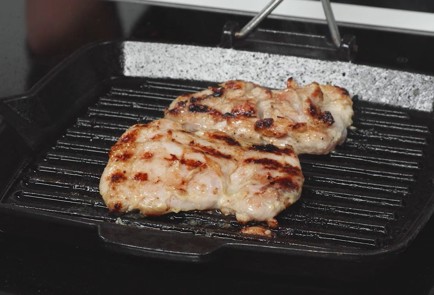 Фото шага рецепта Яичная лапша с курицей гриль и медовой горчицей 173478 шаг 6  