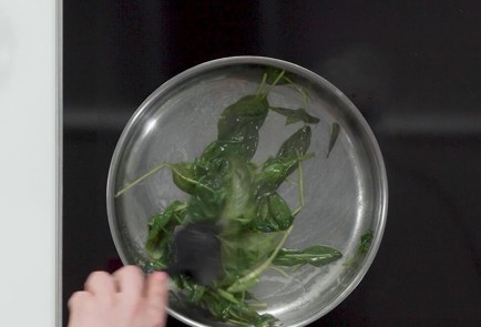 Фото шага рецепта Яичная лапша с курицей гриль и медовой горчицей 173478 шаг 7  