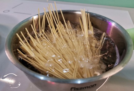 Фото шага рецепта Яичная лапша с моцареллой 140177 шаг 2