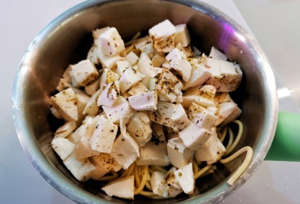 Фото шага рецепта Яичная лапша с моцареллой 140177 шаг 6