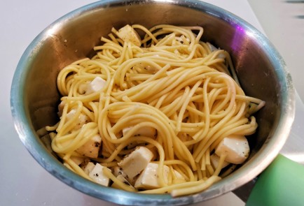 Фото шага рецепта Яичная лапша с моцареллой 140177 шаг 7