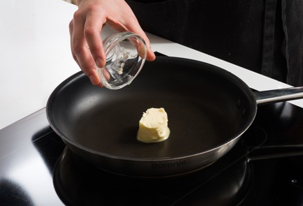 Фото шага рецепта Классическая яичницаглазунья 152303 шаг 1  