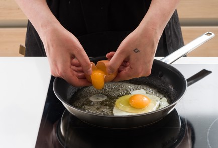 Фото шага рецепта Классическая яичницаглазунья 152303 шаг 2  