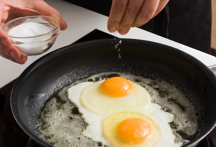 Фото шага рецепта Классическая яичницаглазунья 152303 шаг 3  