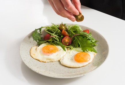 Фото шага рецепта Классическая яичницаглазунья 152303 шаг 4  