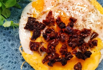 Фото шага рецепта Яичница на сырной основе 173421 шаг 10  