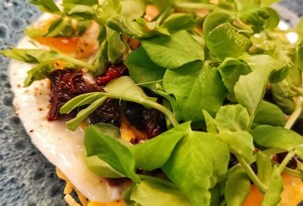 Фото шага рецепта Яичница на сырной основе 173421 шаг 11  