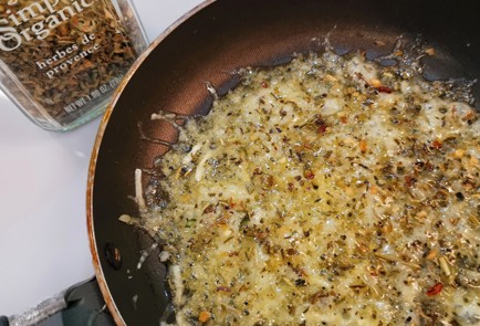 Фото шага рецепта Яичница на сырной основе 173421 шаг 7  