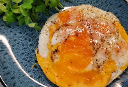 Фото шага рецепта Яичница на сырной основе 173421 шаг 9  