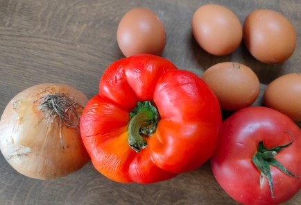 Фото шага рецепта Яичница на завтрак как шакшука 186525 шаг 1  