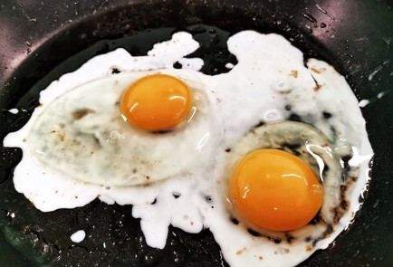 Фото шага рецепта Яичница побритански 140311 шаг 4  