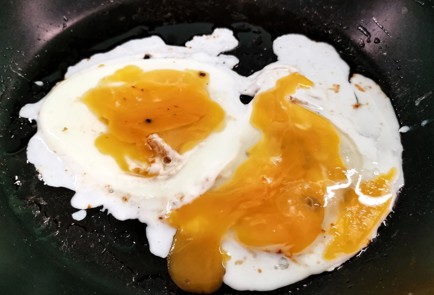 Фото шага рецепта Яичница побритански 140311 шаг 5  
