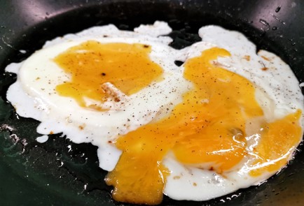 Фото шага рецепта Яичница побритански 140311 шаг 6  