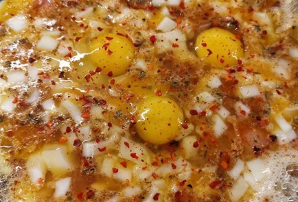 Фото шага рецепта Яичница с беконом и сыром сулугуни 152310 шаг 6  