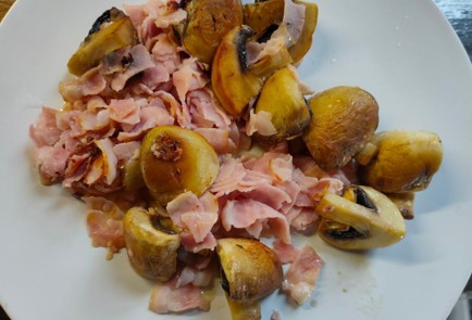 Фото шага рецепта Яичница с беконом луком помидором и грибами 175143 шаг 10  