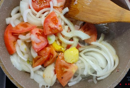 Фото шага рецепта Яичница с беконом луком помидором и грибами 175143 шаг 11  