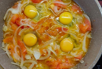 Фото шага рецепта Яичница с беконом луком помидором и грибами 175143 шаг 13  