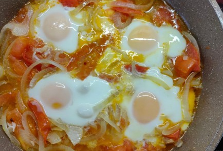 Фото шага рецепта Яичница с беконом луком помидором и грибами 175143 шаг 14  