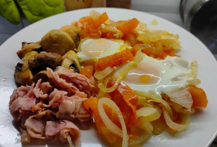 Фото шага рецепта Яичница с беконом луком помидором и грибами 175143 шаг 15  