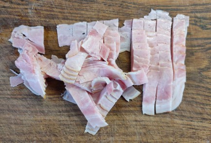 Фото шага рецепта Яичница с беконом луком помидором и грибами 175143 шаг 2  