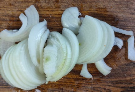 Фото шага рецепта Яичница с беконом луком помидором и грибами 175143 шаг 5  