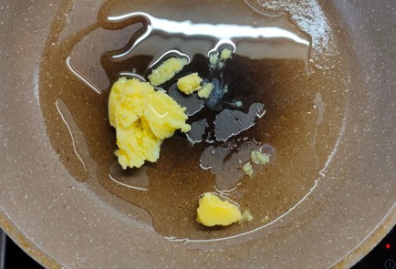 Фото шага рецепта Яичница с беконом луком помидором и грибами 175143 шаг 7  