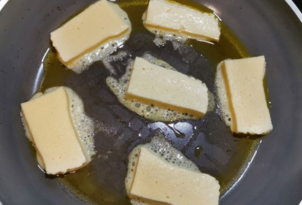 Фото шага рецепта Яичница с брынзой и грибами 173962 шаг 1  