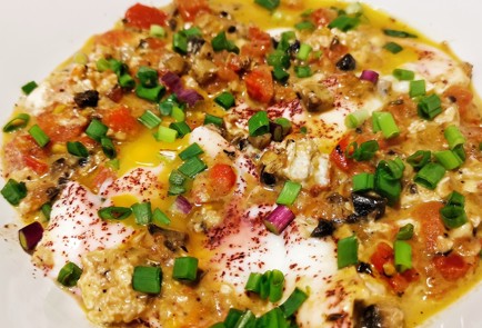 Фото шага рецепта Яичница с брынзой и грибами 173962 шаг 11  