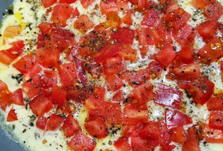 Фото шага рецепта Яичница с брынзой и грибами 173962 шаг 4  