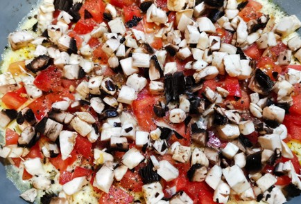 Фото шага рецепта Яичница с брынзой и грибами 173962 шаг 6  