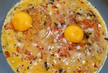 Фото шага рецепта Яичница с брынзой и грибами 173962 шаг 8  