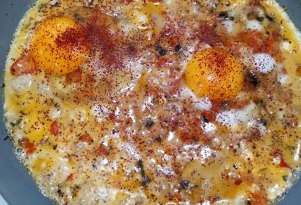 Фото шага рецепта Яичница с брынзой и грибами 173962 шаг 9  