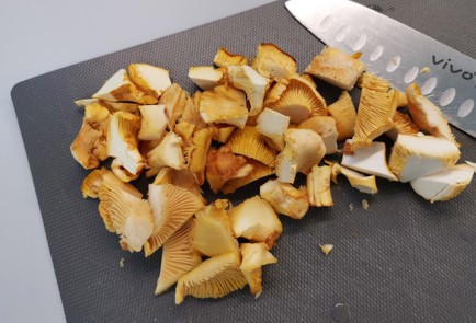 Фото шага рецепта Яичница с лисичками 186831 шаг 1  