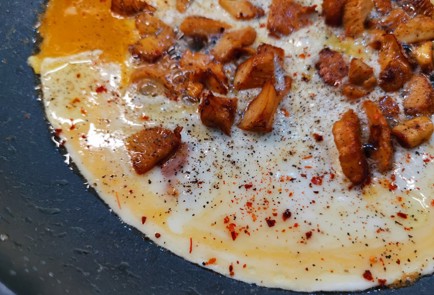 Фото шага рецепта Яичница с лисичками 186831 шаг 10  