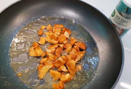 Фото шага рецепта Яичница с лисичками 186831 шаг 6  