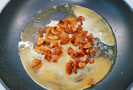 Фото шага рецепта Яичница с лисичками 186831 шаг 7  