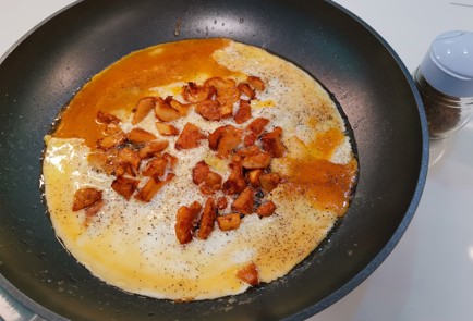 Фото шага рецепта Яичница с лисичками 186831 шаг 9  