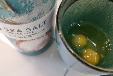 Фото шага рецепта Яичница с луком и специями 152482 шаг 1  