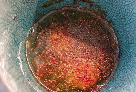 Фото шага рецепта Яичница с луком и специями 152482 шаг 2  