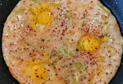 Фото шага рецепта Яичница с луком и специями 152482 шаг 5  