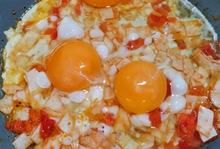 Фото шага рецепта Яичница с маринованными грибами 173714 шаг 5