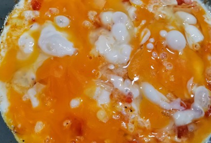 Фото шага рецепта Яичница с маринованными грибами 173714 шаг 6