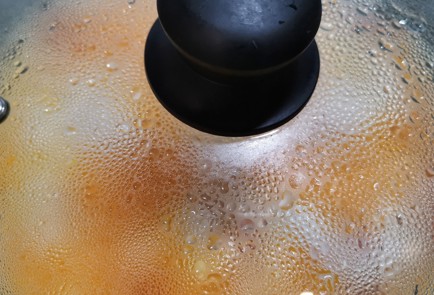 Фото шага рецепта Яичница с маринованными грибами 173714 шаг 7