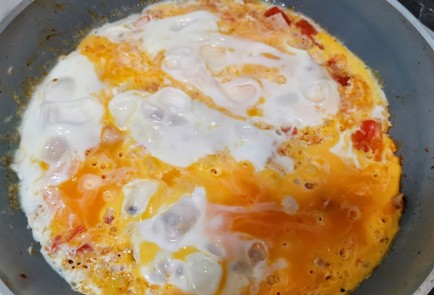 Фото шага рецепта Яичница с маринованными грибами 173714 шаг 8