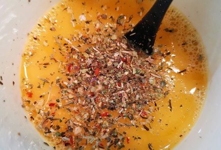 Фото шага рецепта Яичница с моцареллой и бальзамическим соусом 151279 шаг 10  