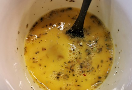 Фото шага рецепта Яичница с моцареллой и бальзамическим соусом 151279 шаг 11  