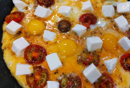 Фото шага рецепта Яичница с моцареллой и бальзамическим соусом 151279 шаг 16  