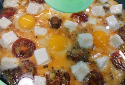 Фото шага рецепта Яичница с моцареллой и бальзамическим соусом 151279 шаг 17  