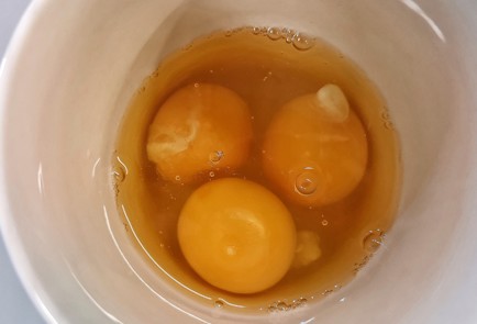 Фото шага рецепта Яичница с моцареллой и бальзамическим соусом 151279 шаг 2  