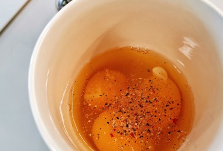 Фото шага рецепта Яичница с моцареллой и бальзамическим соусом 151279 шаг 4  